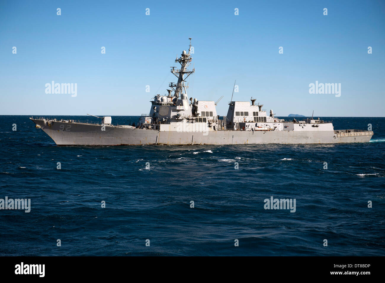 Luglio 24, 2013 - visite-missile destroyer USS Momsen (DDG-92) transita il Coral Sea durante l'esercizio talismano Saber 2013. Foto Stock