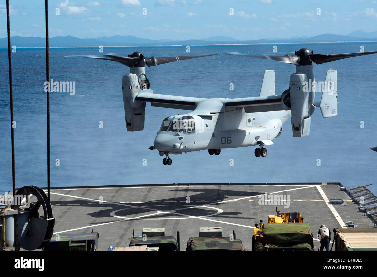 Un MV-22 Osprey atterra sul ponte di volo della USS Germantown. Foto Stock