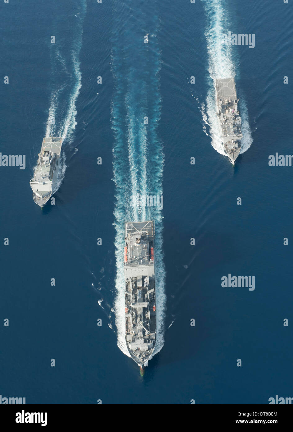 USNS Matthew Perry, USS Pearl Harbor e HMNZS Canterbury il transito Vella golfo. Foto Stock