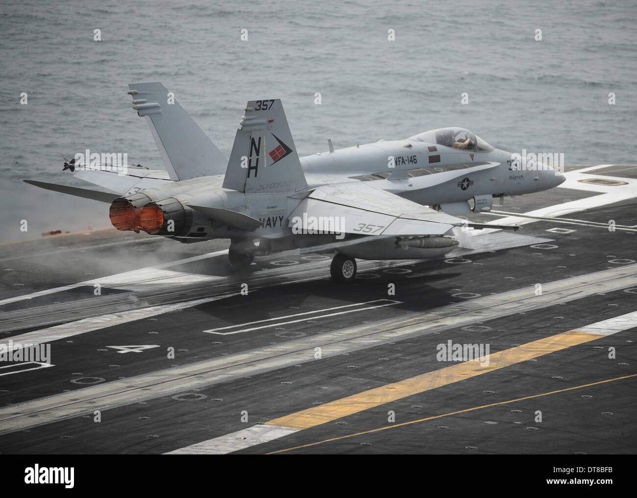 Agosto 15, 2013 - Un'F/A-18C Hornet lancia dalla portaerei USS Nimitz. Foto Stock