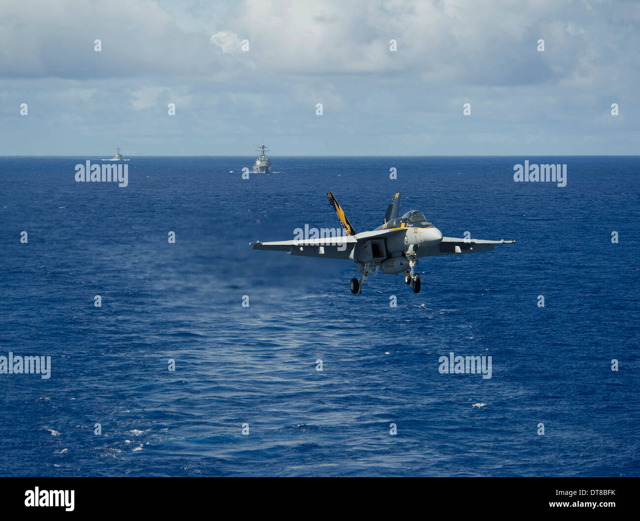 N F/A-18E Super Hornet si prepara a effettuare un atterraggio arrestati. Foto Stock