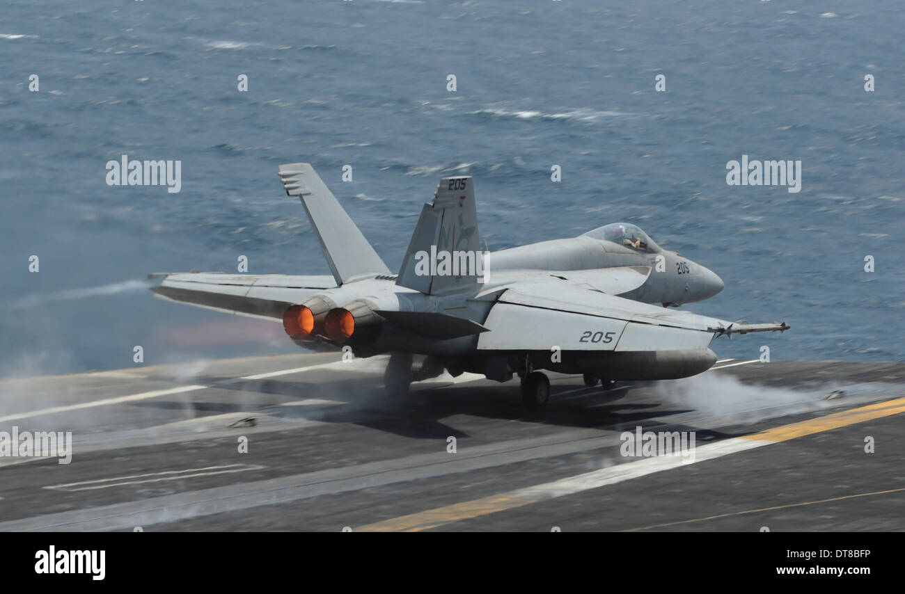 Golfo di Oman, 22 agosto 2013 - Un'F/A-18E Super Hornet lancia off il ponte di volo della portaerei USS Nimitz. Foto Stock