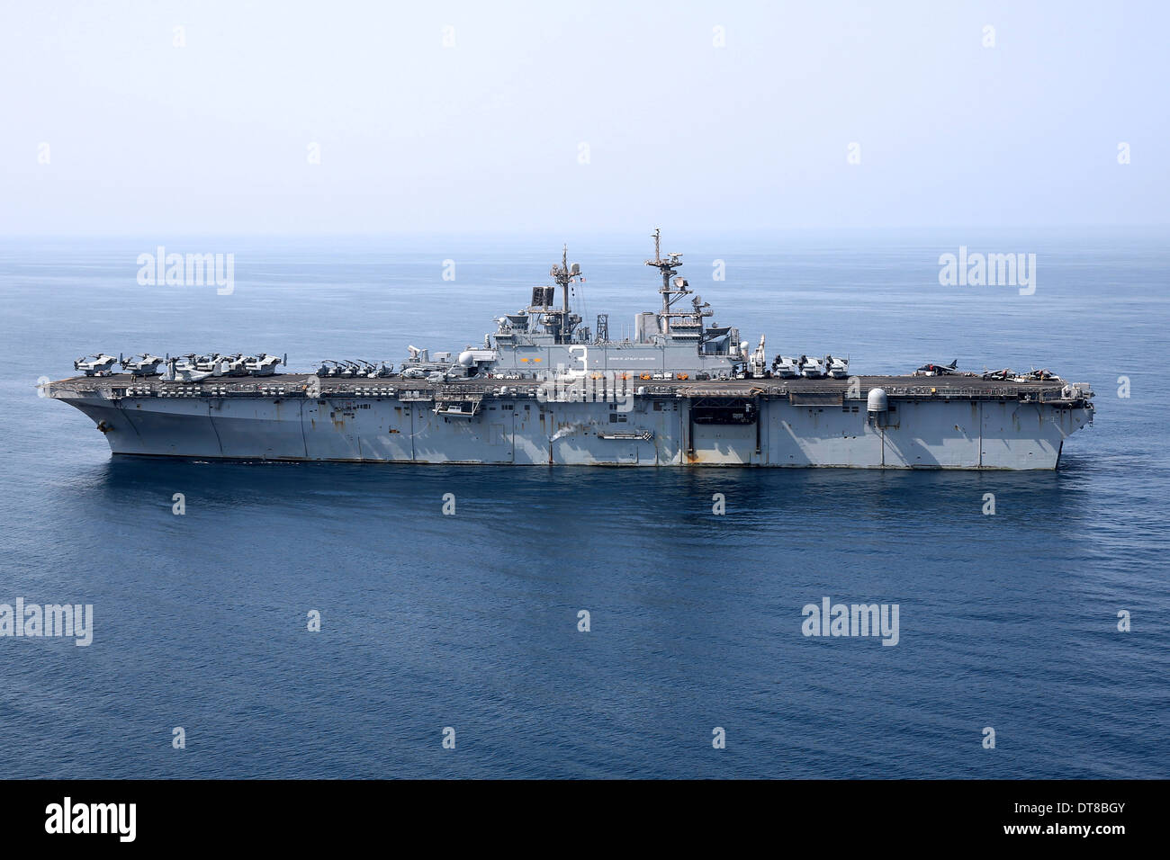 Golfo di Aden, 7 settembre 2013 - L'assalto anfibio nave USS Kearsarge (LHD-3) conduce operazioni in mare. Foto Stock