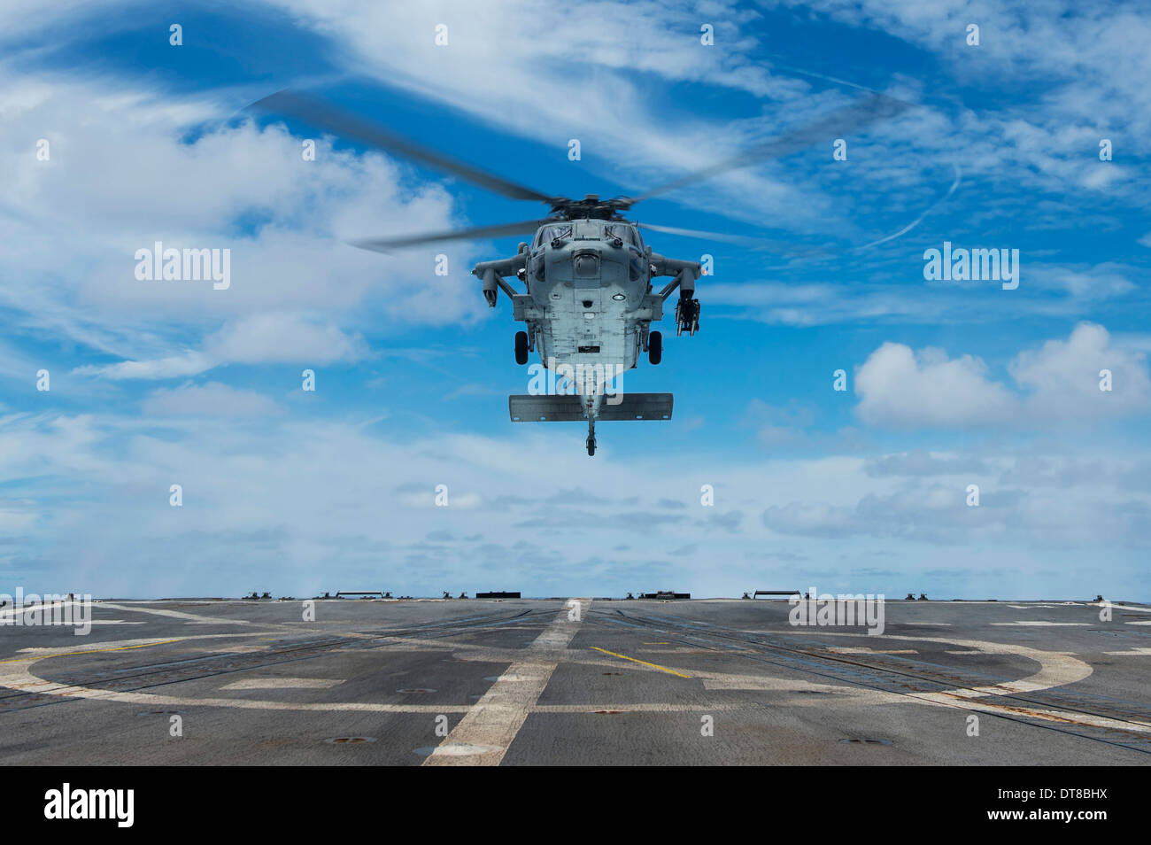 Un U.S. Navy MH-60S Seahawk elicottero si prepara a terra. Foto Stock