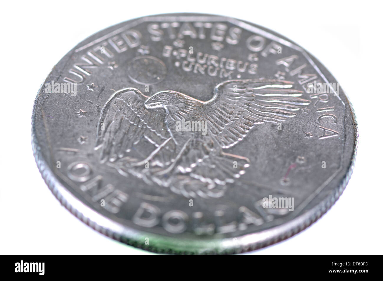 Immagine ravvicinata di un silver dollar coin che mostra un bold eagle isolato su bianco Foto Stock