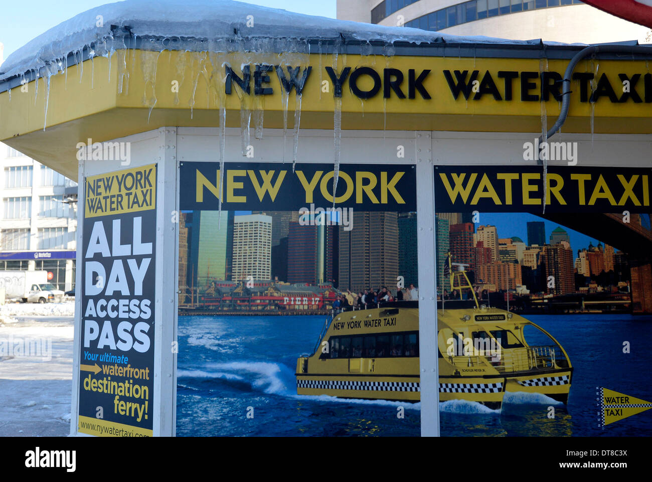 New York, Stati Uniti d'America. Xi Febbraio, 2014. Ghiaccioli si sono visti su un biglietto casella vicino al Fiume Hudson in New York, Stati Uniti, 11 febbraio, 2014. New York è stata vivendo una durata di freddezza con la temperatura più bassa e scende a meno 13 gradi Celsius sul martedì. Massiccio tempeste invernali hanno praticato il dumping neve in tutto il nord-est del paese e ha introdotto pericolosamente basse temperature di questo inverno. Credito: Wang Lei/Xinhua/Alamy Live News Foto Stock