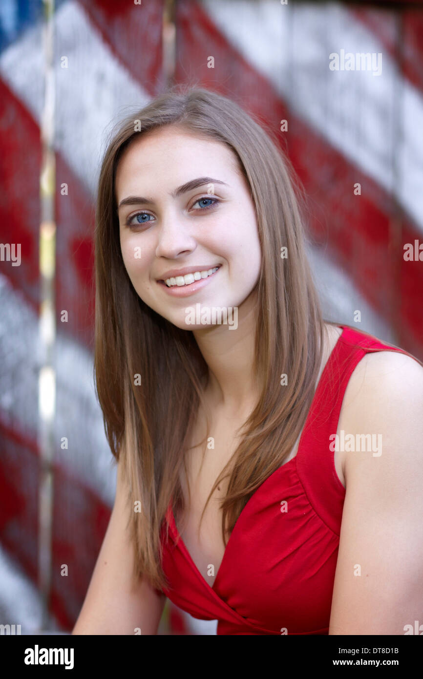 Un adolescente ragazza americana con capelli lunghi marrone Foto Stock