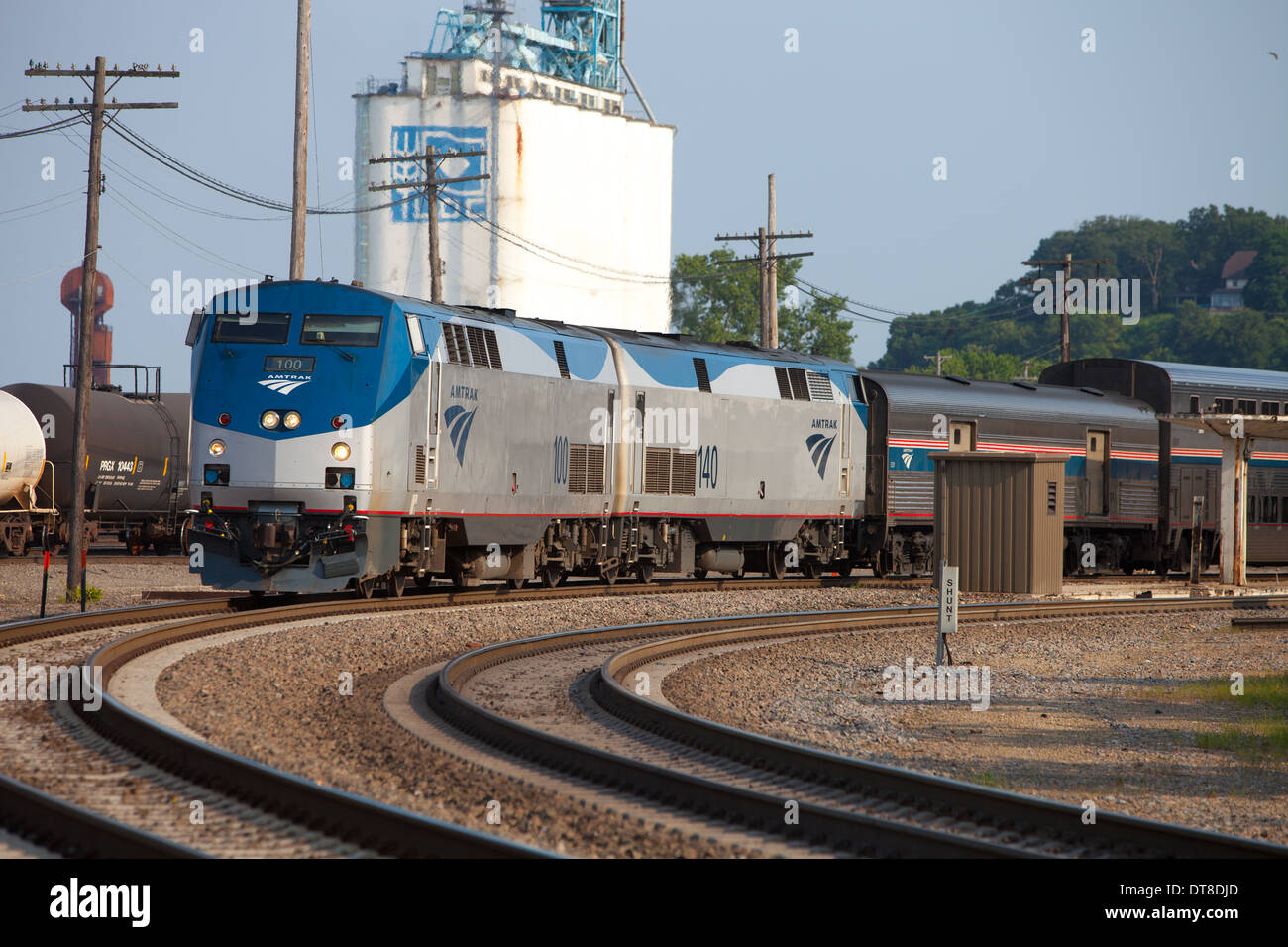 La westbound Amtrak California Zephyr fa una breve fermata a Burlington, IA prima voce di Denver. Foto Stock
