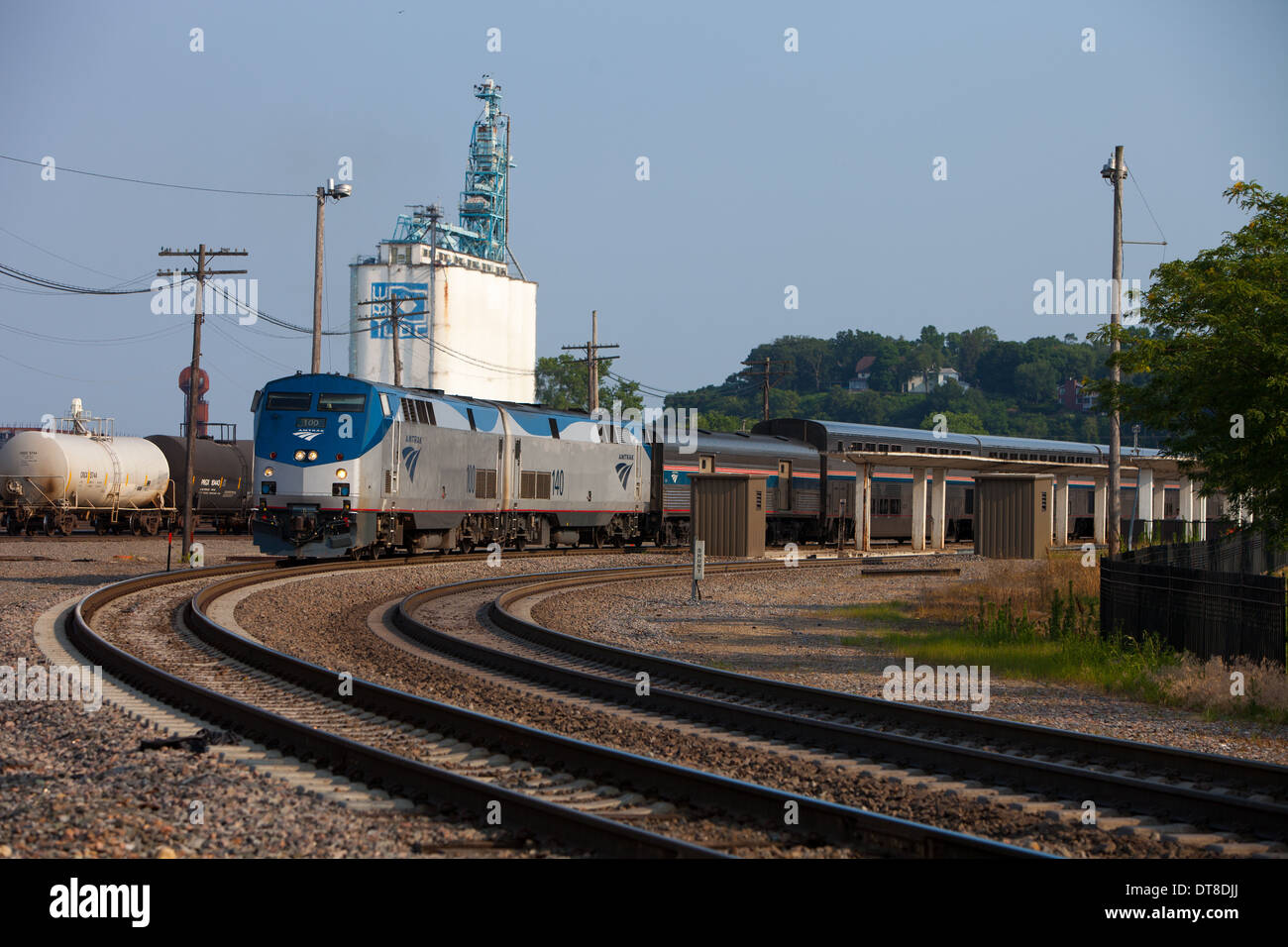 La westbound Amtrak California Zephyr fa una breve fermata a Burlington, IA prima voce di Denver. Foto Stock