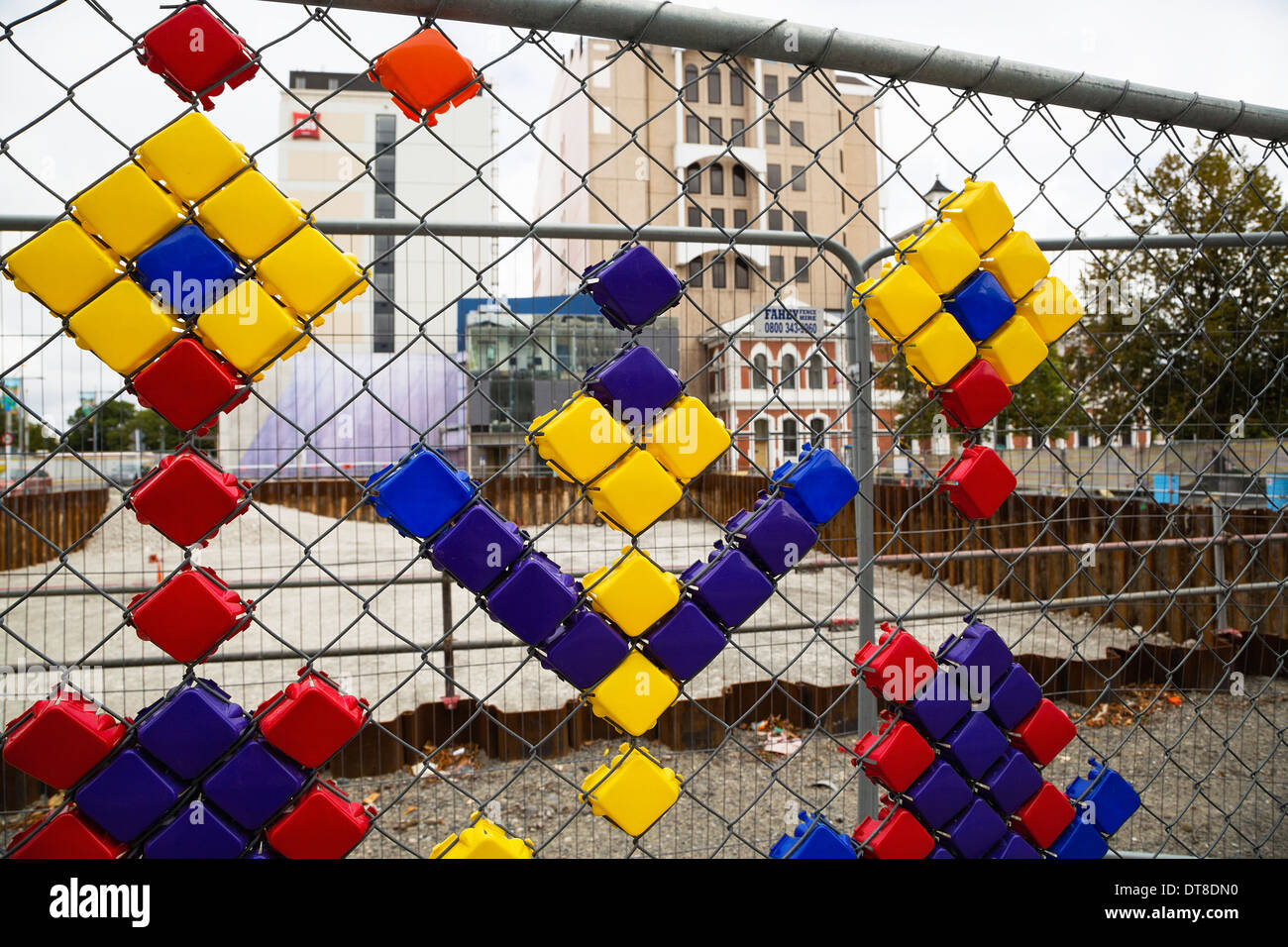 Febbraio 2014. Maglia di catena recinzioni intorno al sito di costruzione. Terremoto ricostruzione. Piazza del Duomo, Christchurch città, Nuova Zelanda. Foto Stock