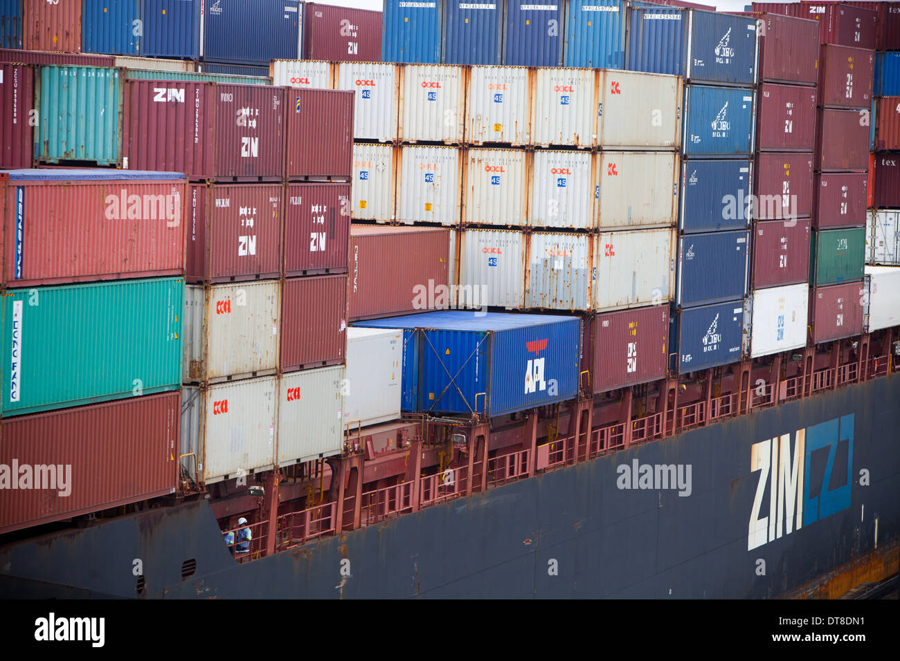 Il Miraflores Locks sul Canale di Panama sono un ingegnere marvel, gigante permettendo alle navi di passare dal Pacifico per gli oceani Atlantico. Foto Stock