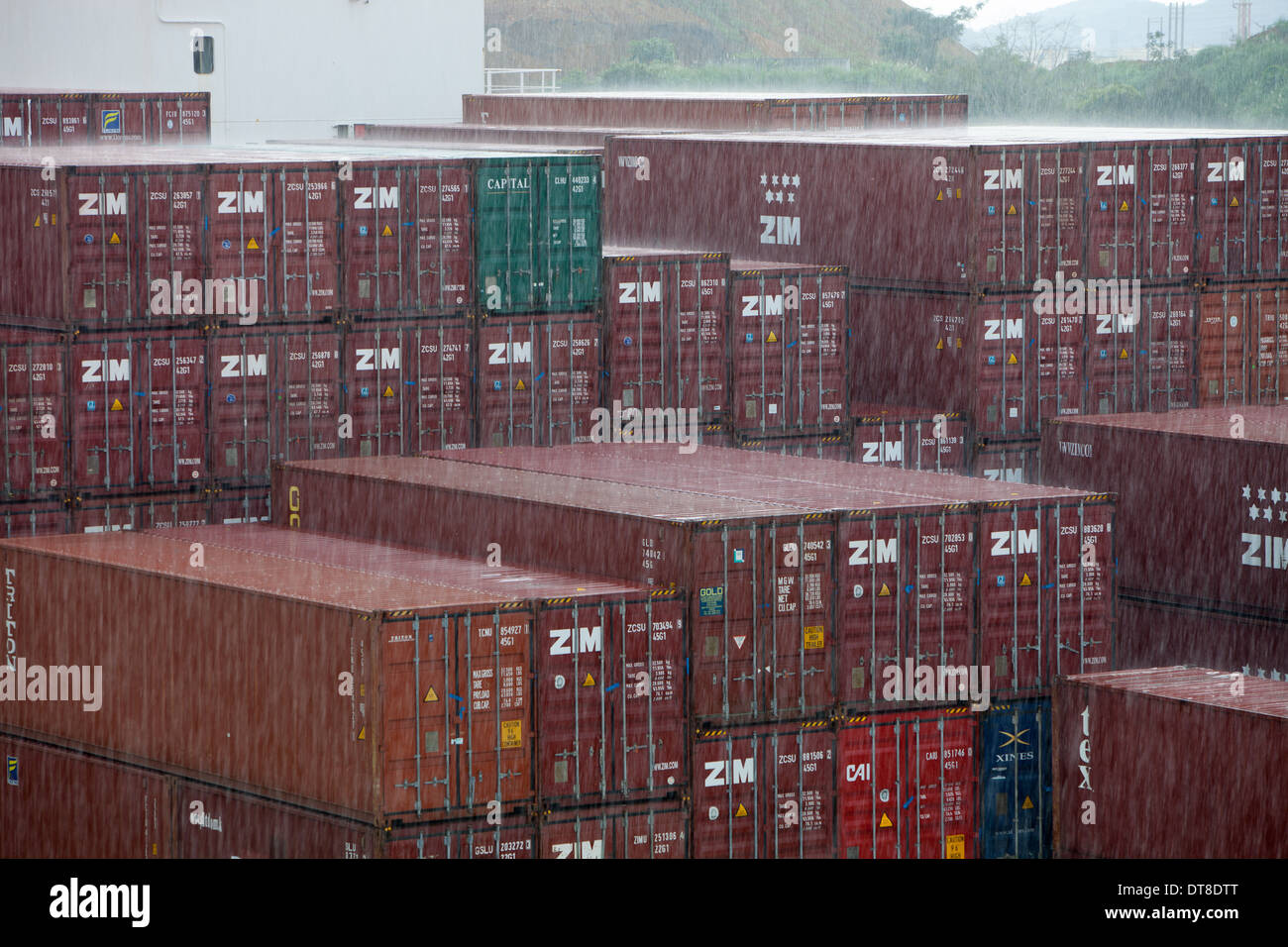 Il Miraflores Locks sul Canale di Panama sono un ingegnere marvel, gigante permettendo alle navi di passare dal Pacifico per gli oceani Atlantico. Foto Stock