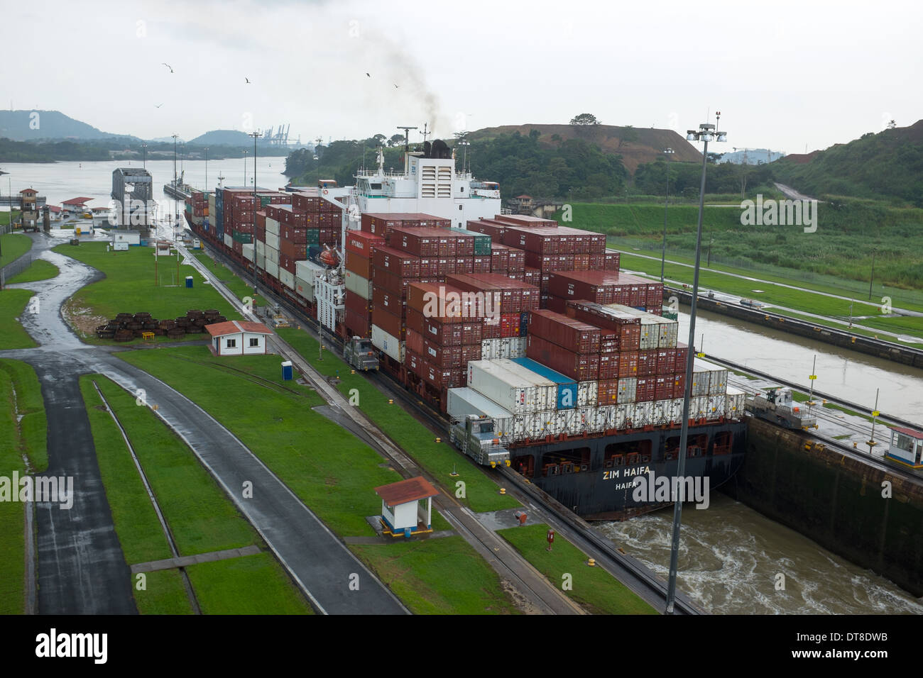 Il Miraflores Locks sul Canale di Panama sono un ingegnere marvel, gigante permettendo alle navi di passare dal Pacifico per gli oceani Atlantico. Foto Stock