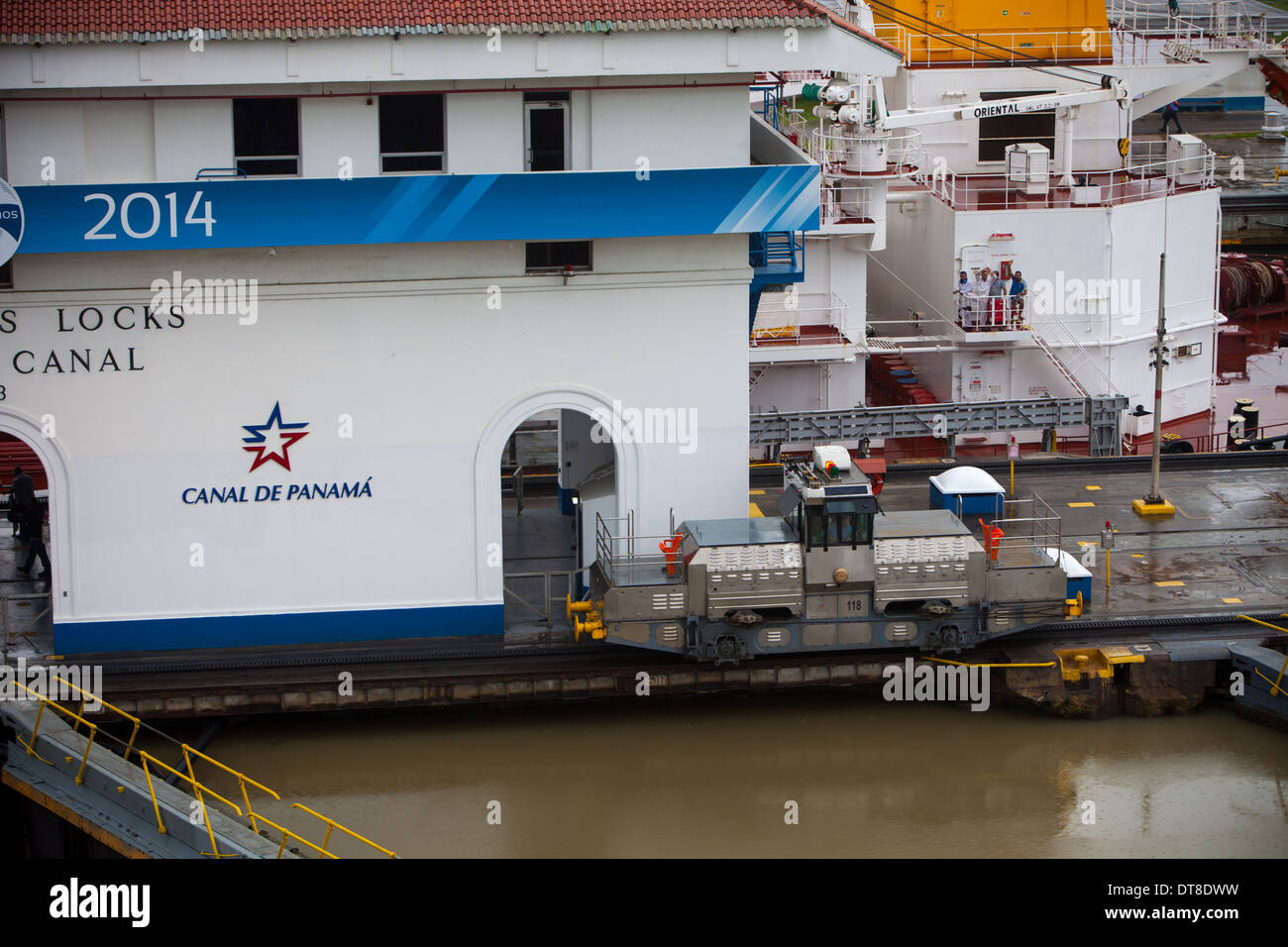 Il Miraflores Locks sul Canale di Panama sono un ingegnere marvel, gigante permettendo alle navi di passare dal Pacifico per gli oceani Atlantico. Foto Stock