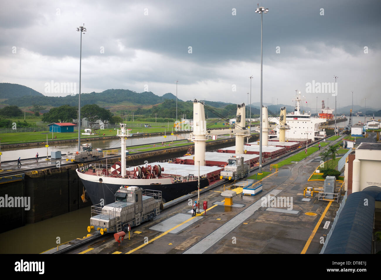 Il Miraflores Locks sul Canale di Panama sono un ingegnere marvel, gigante permettendo alle navi di passare dal Pacifico per gli oceani Atlantico. Foto Stock