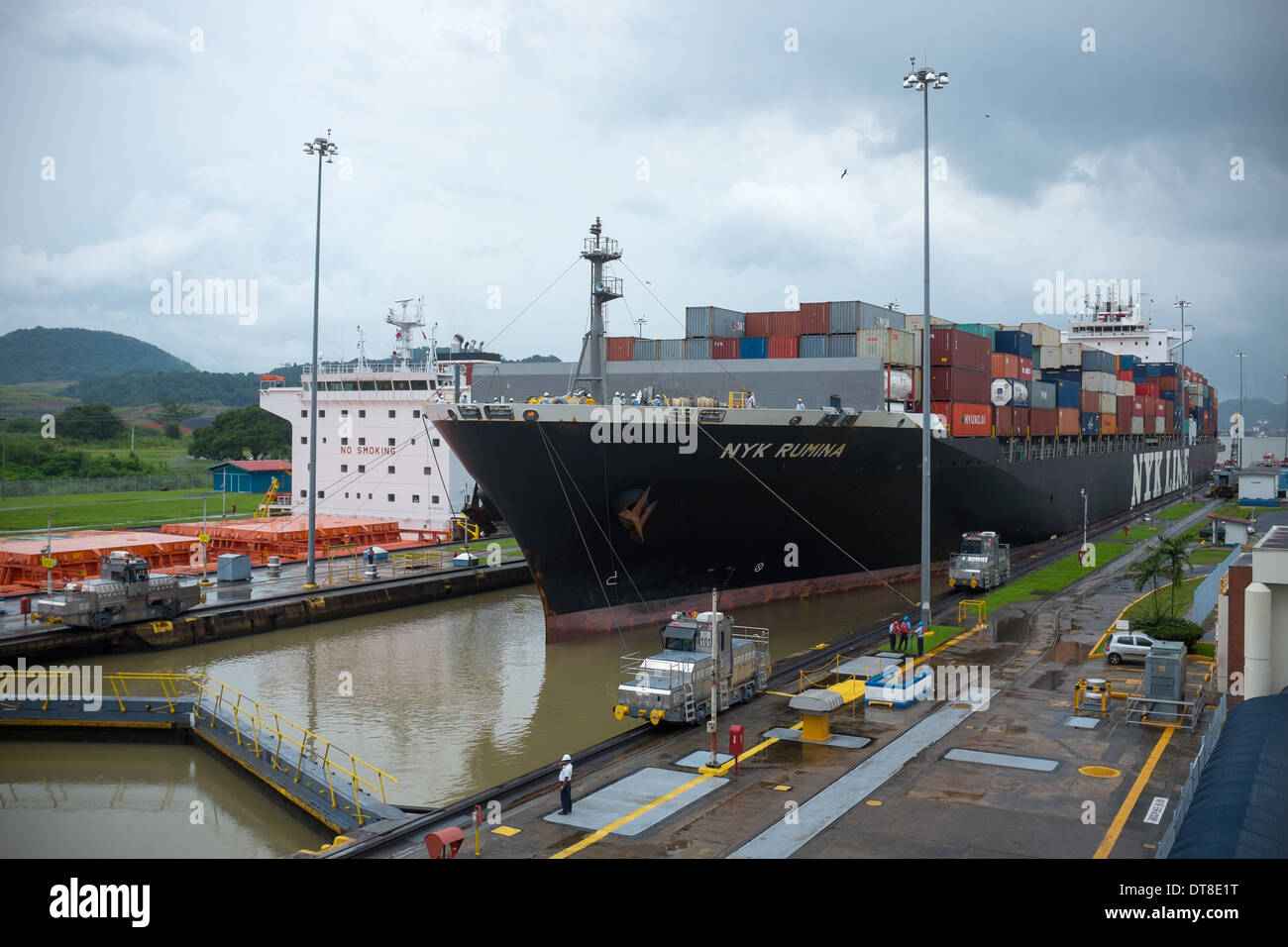 Il Miraflores Locks sul Canale di Panama sono un ingegnere marvel, gigante permettendo alle navi di passare dal Pacifico per gli oceani Atlantico. Foto Stock