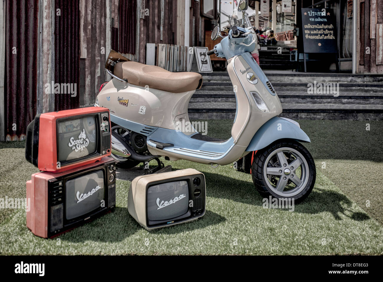 Vespa LX 125 scooter in mostra con TV in stile anni '60 come un prop pubblicitario. Foto Stock