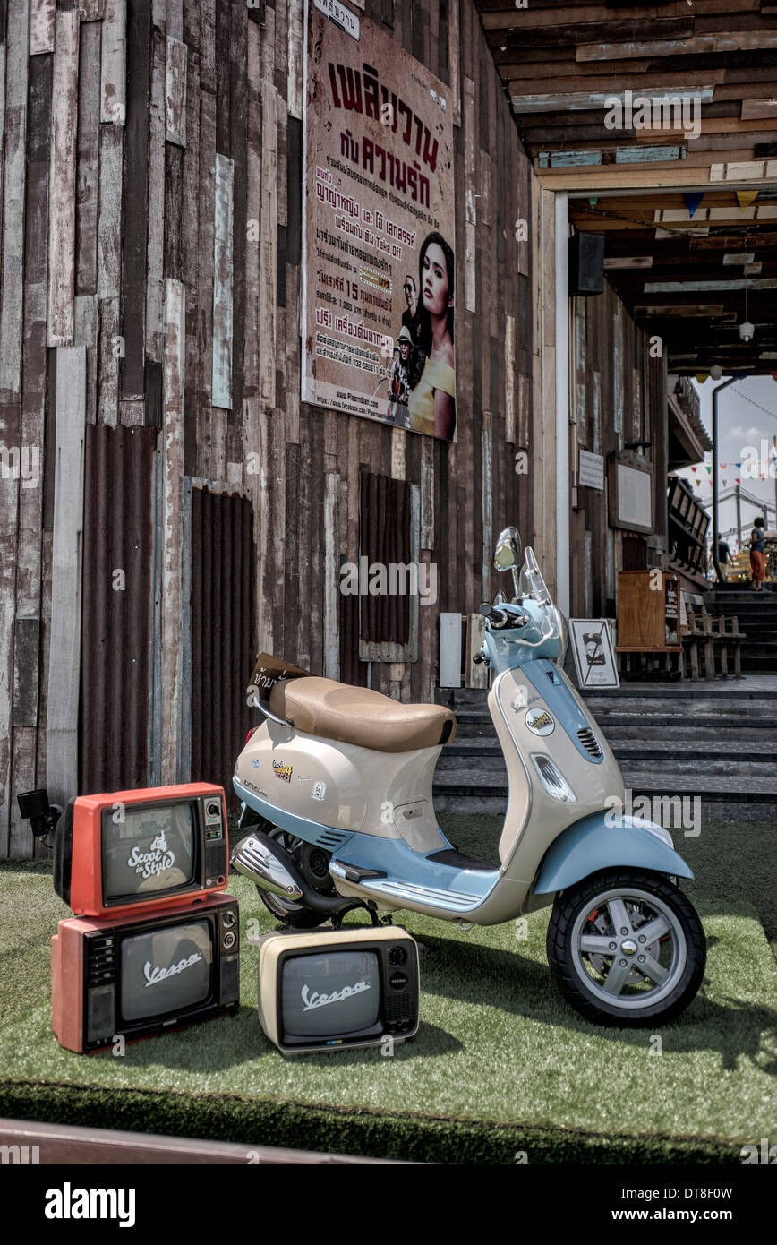 Vespa LX 125 scooter in mostra con TV in stile anni '60 come un prop pubblicitario. Foto Stock