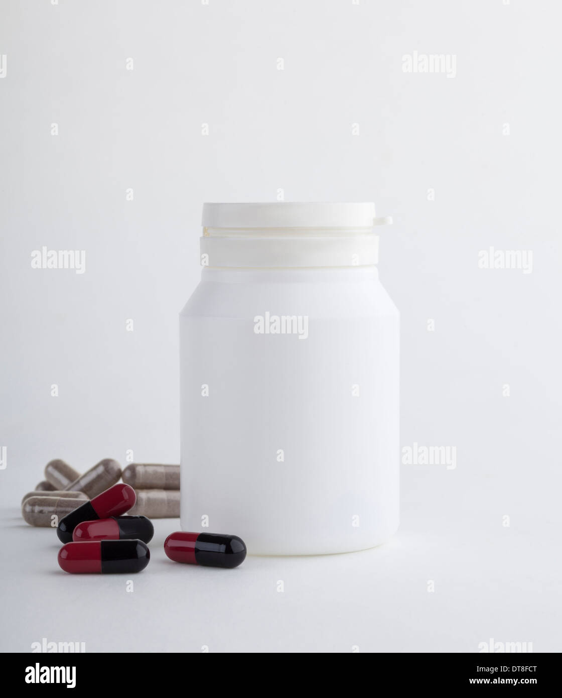 Bottiglia di medicina e medicina compresse isolati su sfondo bianco Foto Stock