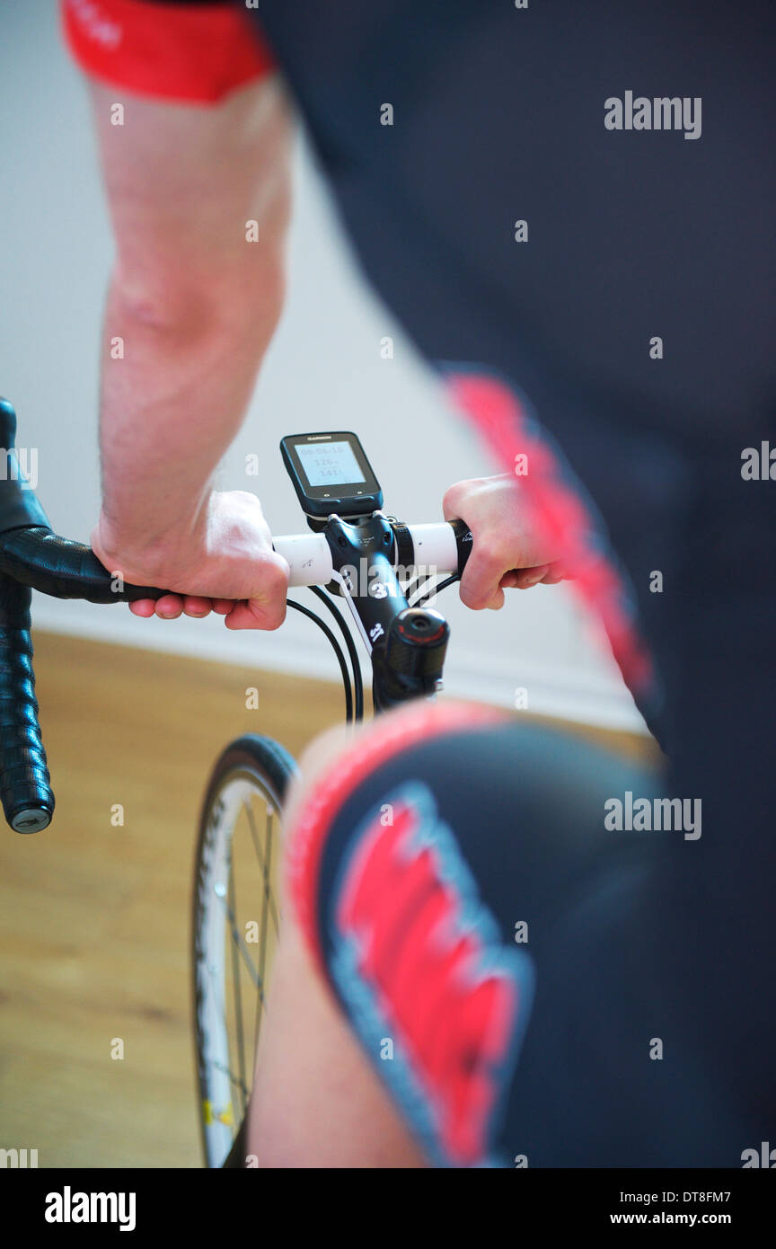 Amateur racing ciclista durante un allenamento indoor sessione Foto Stock