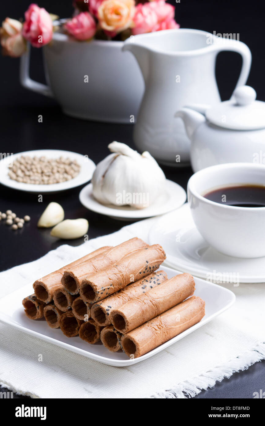 Rotolo di cocco un gustoso spuntino Tailandese nel ristorante interno Foto Stock