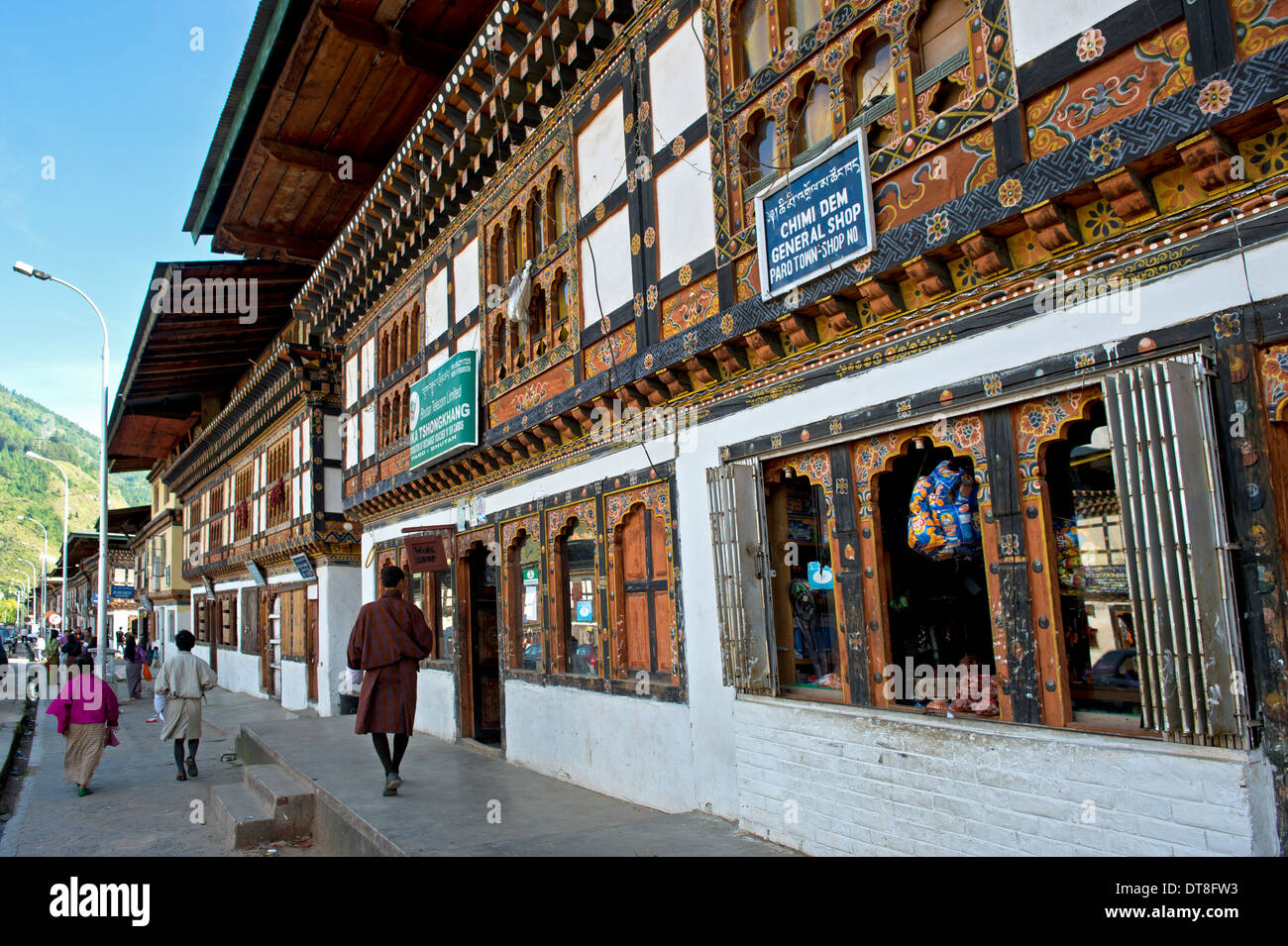 Principali strade con i negozi nel centro di Paro, Bhutan Foto Stock