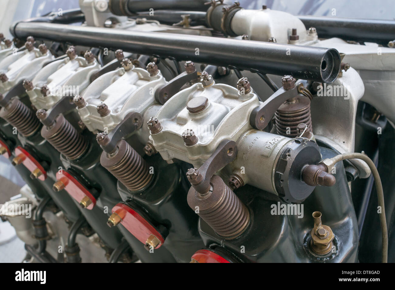 Vista ravvicinata delle molle delle valvole e i bilancieri di WW1 Liberty V12 aero engine Imperial War Museum Duxford England Regno Unito Foto Stock