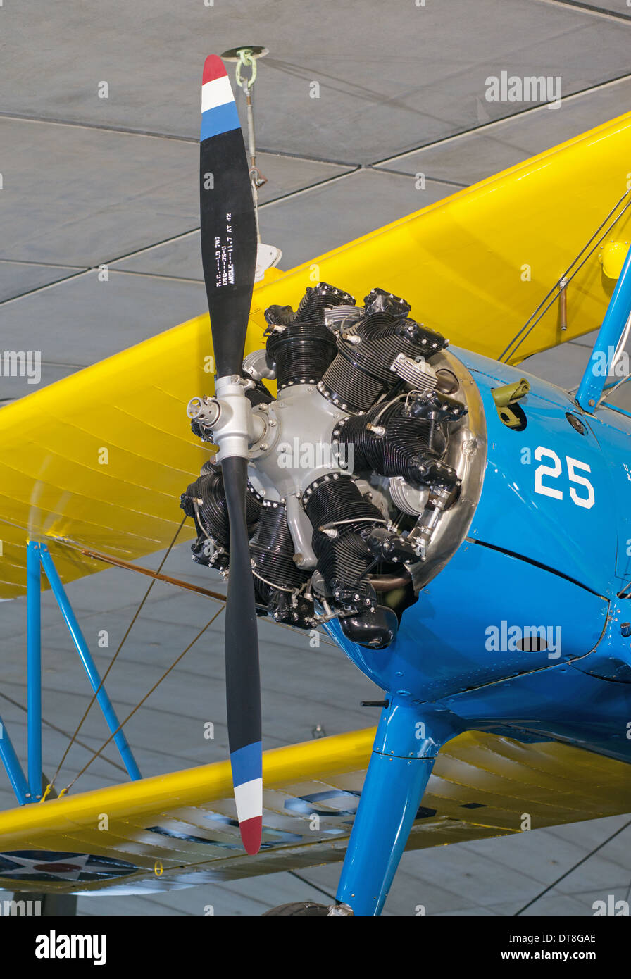 Boeing Stearman PT-17 biplano equipaggiato con un cilindro 7 radiale motore aero Duxford Imperial War museum Museum Inghilterra REGNO UNITO Foto Stock