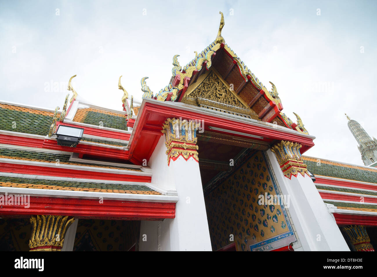 Tempio thailandese del tetto, Wat Arun, Bangkok in Thailandia Foto Stock