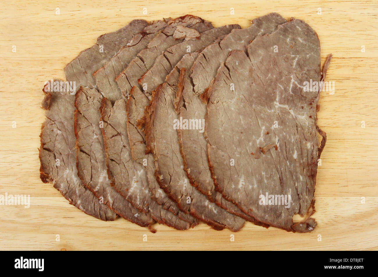 Fette di cold roast beef su una tavola di legno Foto Stock