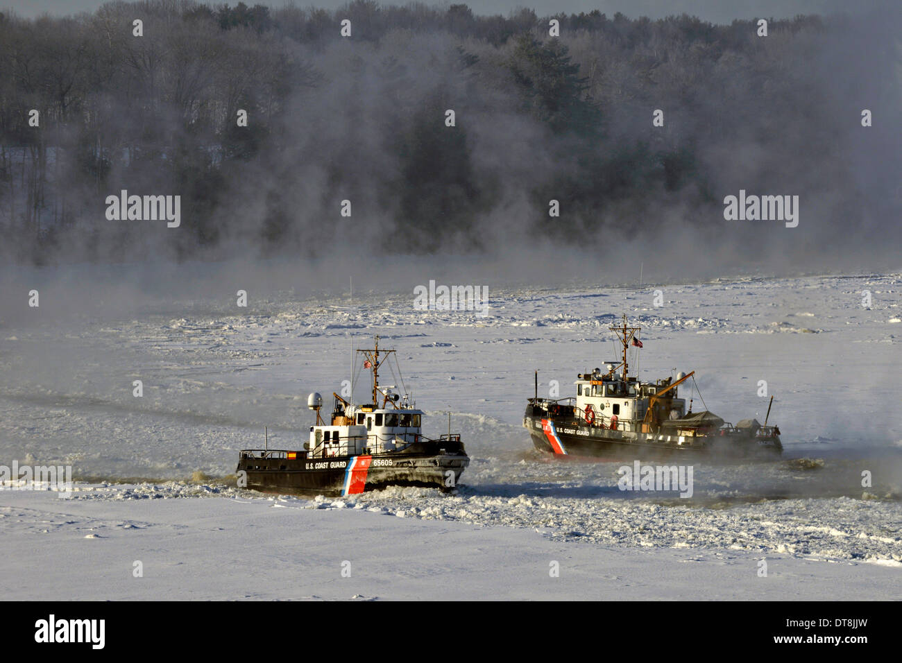 US Coast Guard 65-piede taglierine Grillo e ad affrontare il problema di rottura attraverso quasi 20 pollici da uno spesso strato di ghiaccio per consentire aprire il flusso di acqua lungo il fiume Penobscot Febbraio 11, 2014 in Brewer, Maine. Foto Stock