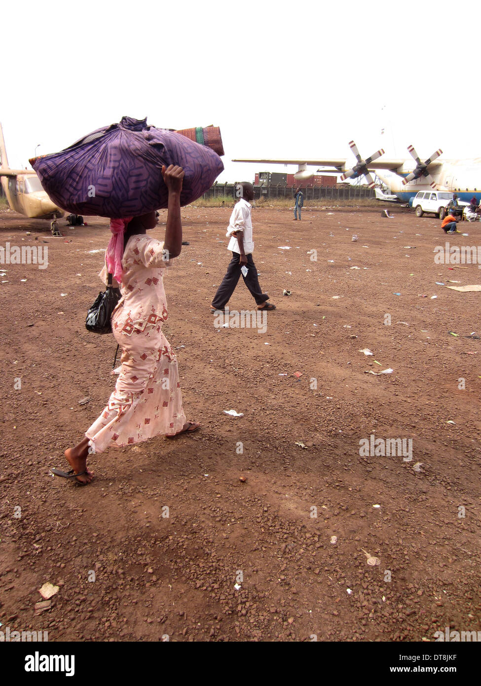 Dispensa - un'Amnesty International handout foto datata 31 gennaio 2014 mostra una donna musulmana che porta i suoi averi per attendere un aereo a prendere il suo per la sicurezza nel Ciad e Repubblica Centrafricana. Foto: AMNESTY INTERNATIONAL / HANDOUT/solo uso editoriale/CREDITO/NESSUNA VENDITA Foto Stock