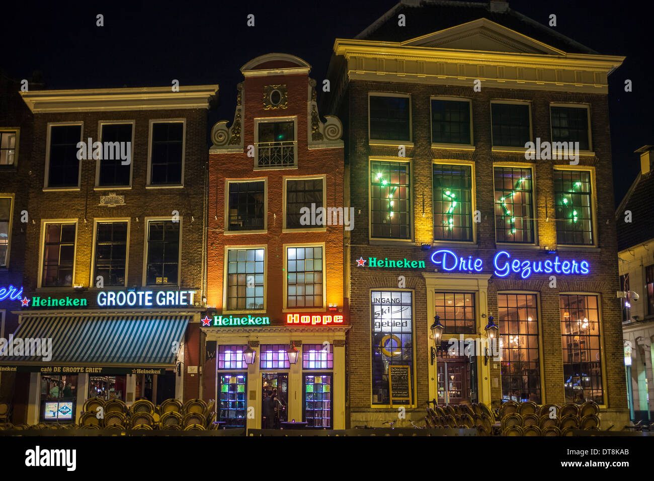 Righe di bar e ristoranti del centro storico di Groningen. Foto Stock