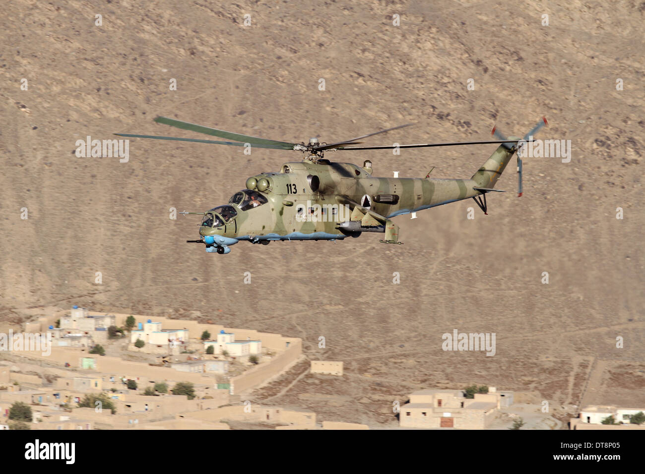 Un Afghan Air Force Mi-35 elicottero d'assalto vola basso sulla valle di Tangi durante il funzionamento Shaheen II Ottobre 11, 2013 in provincia di Wardak, Afghanistan. Foto Stock