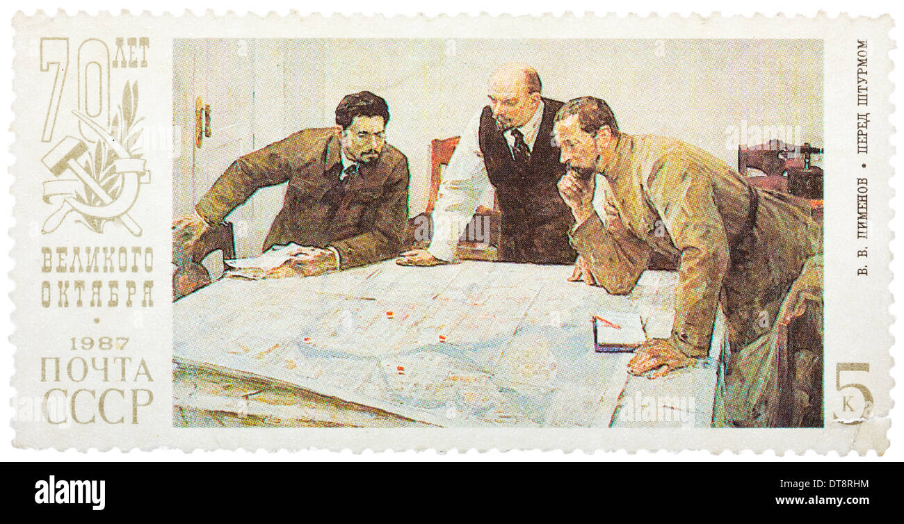 Timbro stampato in Russia mostra Lenin strategia di pianificazione con due generali. Il settantesimo anniversario della rivoluzione russa Foto Stock