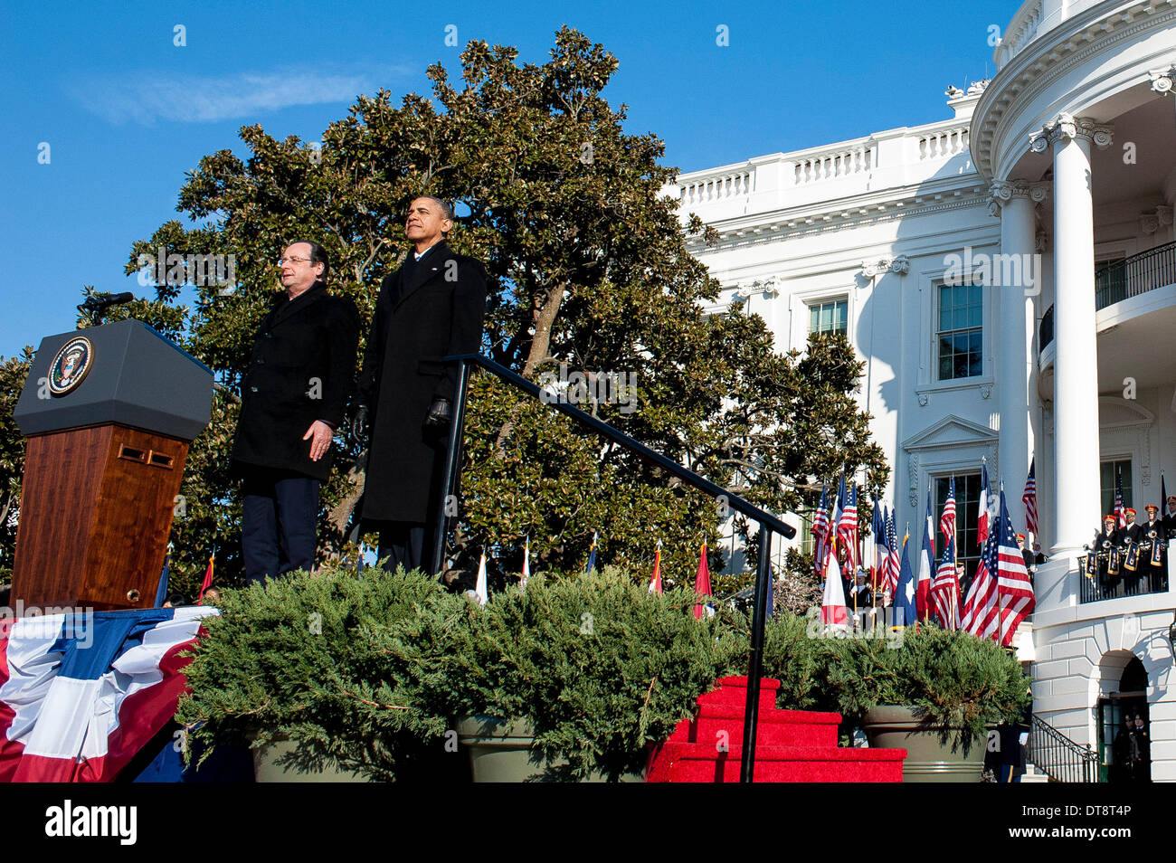 Washington DC, Stati Uniti d'America. Xi Febbraio, 2014. Il Presidente degli Stati Uniti Barack Obama accoglie favorevolmente il Presidente François Hollande della Francia alla Casa Bianca durante una cerimonia di arrivo sul prato Sud della Casa Bianca di Washington, quartiere di Washington DC, Stati Uniti d'America, 11 febbraio 2014. Obama e Hollande incontrerà all Ufficio Ovale per riunioni di politica, tenere una conferenza stampa congiunta e partecipare a una cena di stato più tardi la sera. Foto: Pete Marovich / Pool via CNP/dpa/Alamy Live News Foto Stock