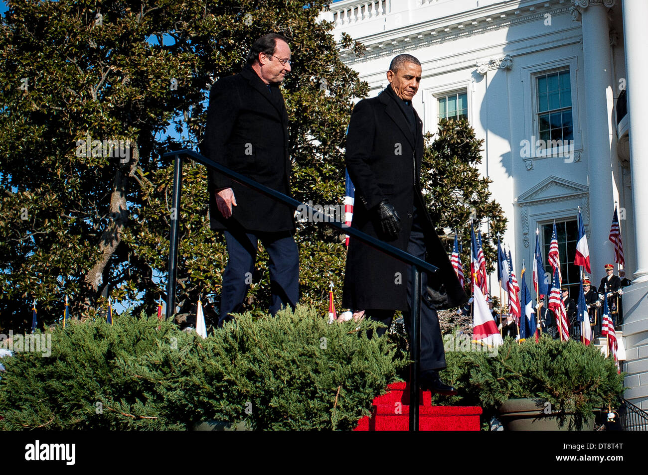 Washington DC, Stati Uniti d'America. Xi Febbraio, 2014. Il Presidente degli Stati Uniti Barack Obama accoglie favorevolmente il Presidente François Hollande della Francia alla Casa Bianca durante una cerimonia di arrivo sul prato Sud della Casa Bianca di Washington, quartiere di Washington DC, Stati Uniti d'America, 11 febbraio 2014. Obama e Hollande incontrerà all Ufficio Ovale per riunioni di politica, tenere una conferenza stampa congiunta e partecipare a una cena di stato più tardi la sera. Foto: Pete Marovich / Pool via CNP/dpa/Alamy Live News Foto Stock