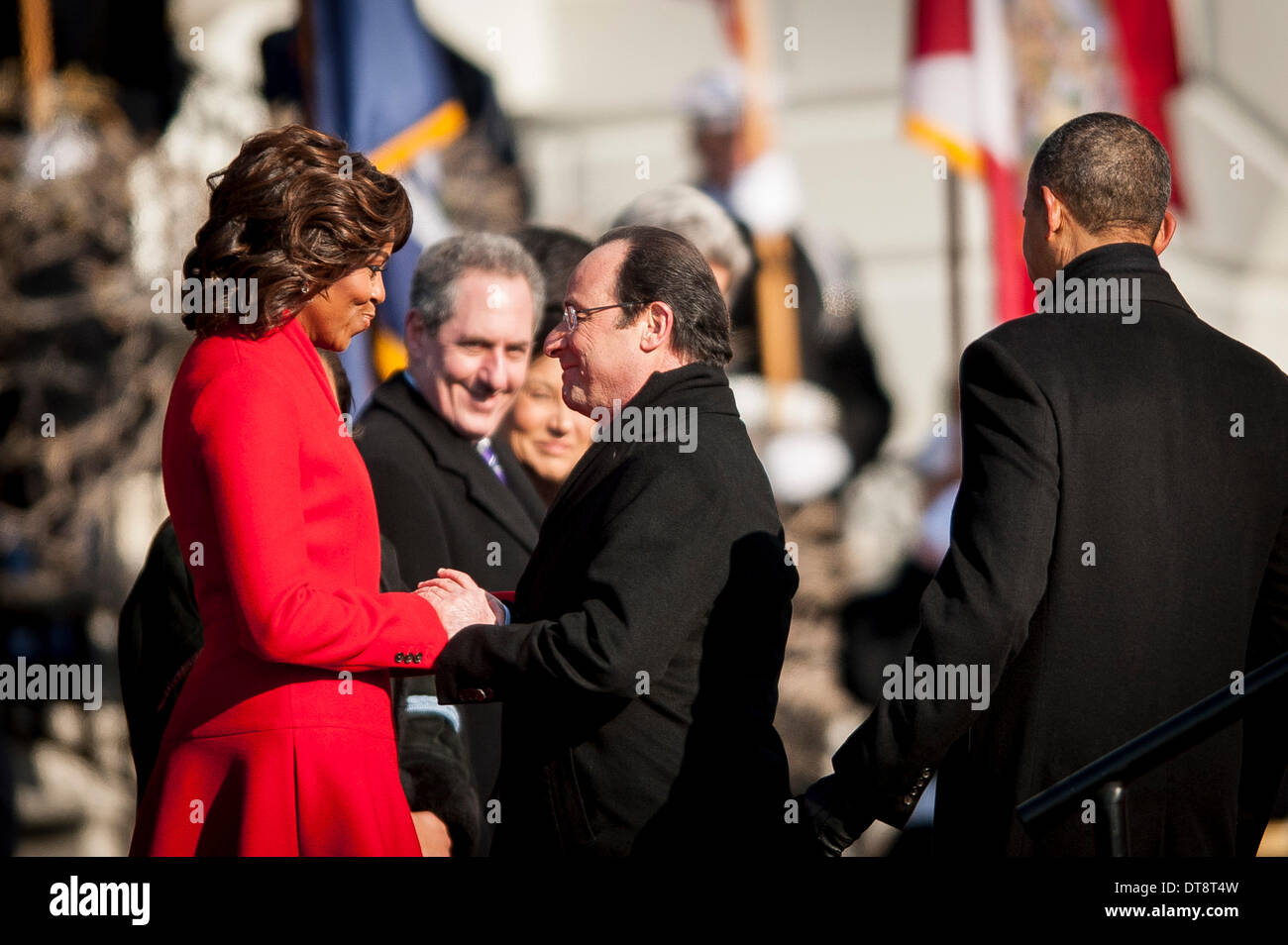 Washington DC, Stati Uniti d'America. Xi Febbraio, 2014. La first lady Michelle Obama accoglie favorevolmente il Presidente François Hollande della Francia alla Casa Bianca durante una cerimonia di arrivo sul prato Sud della Casa Bianca di Washington, quartiere di Washington DC, Stati Uniti d'America, 11 febbraio 2014. Obama e Hollande incontrerà all Ufficio Ovale per riunioni di politica, tenere una conferenza stampa congiunta e partecipare a una cena di stato più tardi la sera. Foto: Pete Marovich / Pool via CNP/dpa/Alamy Live News Foto Stock