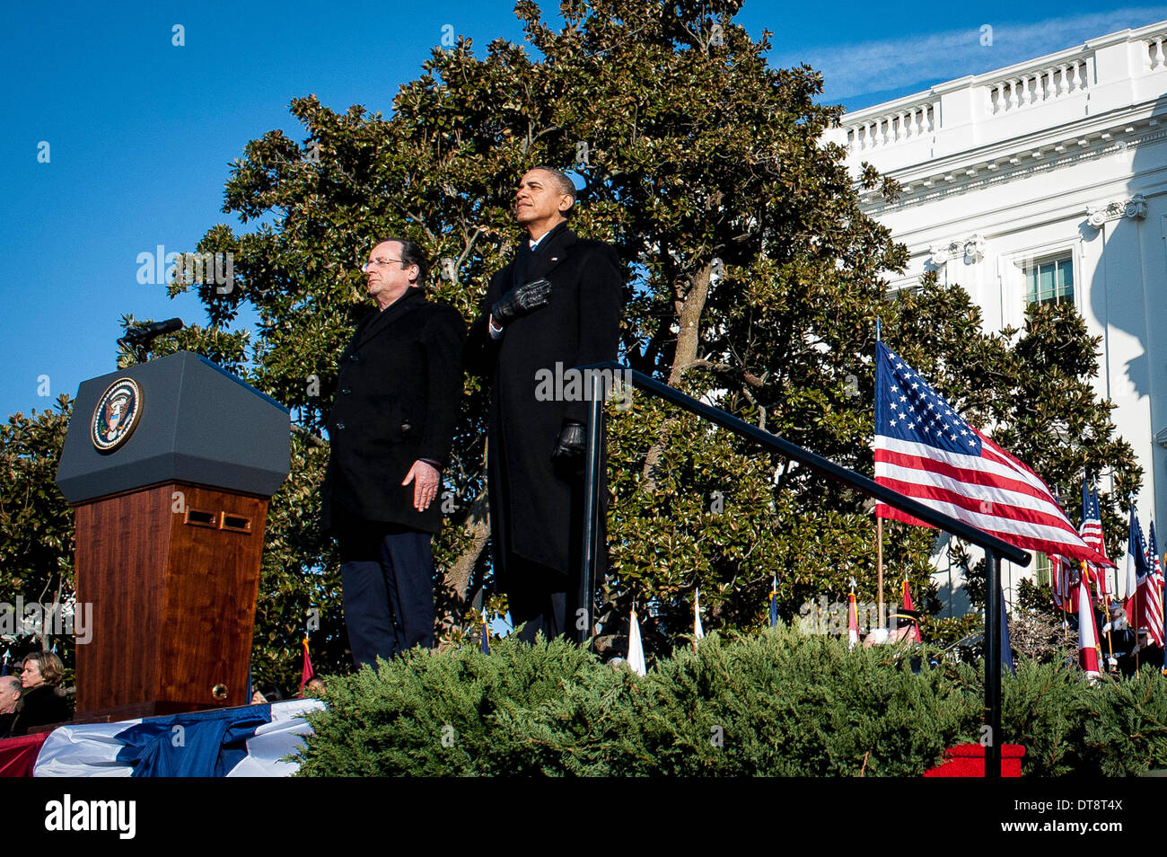 Washington DC, Stati Uniti d'America. Xi Febbraio, 2014. Il Presidente degli Stati Uniti Barack Obama accoglie favorevolmente il Presidente François Hollande della Francia alla Casa Bianca durante una cerimonia di arrivo sul prato Sud della Casa Bianca di Washington, quartiere di Washington DC, Stati Uniti d'America, 11 febbraio 2014. Obama e Hollande incontrerà all Ufficio Ovale per riunioni di politica, tenere una conferenza stampa congiunta e partecipare a una cena di stato più tardi la sera. Foto: Pete Marovich / Pool via CNP/dpa/Alamy Live News Foto Stock