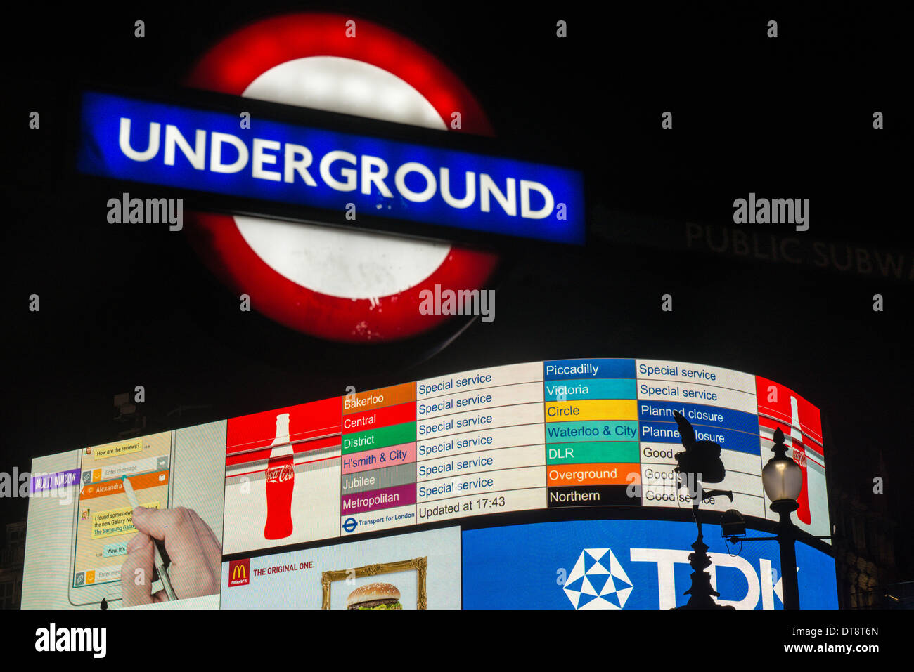 Tabelloni elettronici a Piccadilly Circus avvertire come lo sciopero colpisce la metropolitana in serata durante le ore di punta Foto Stock