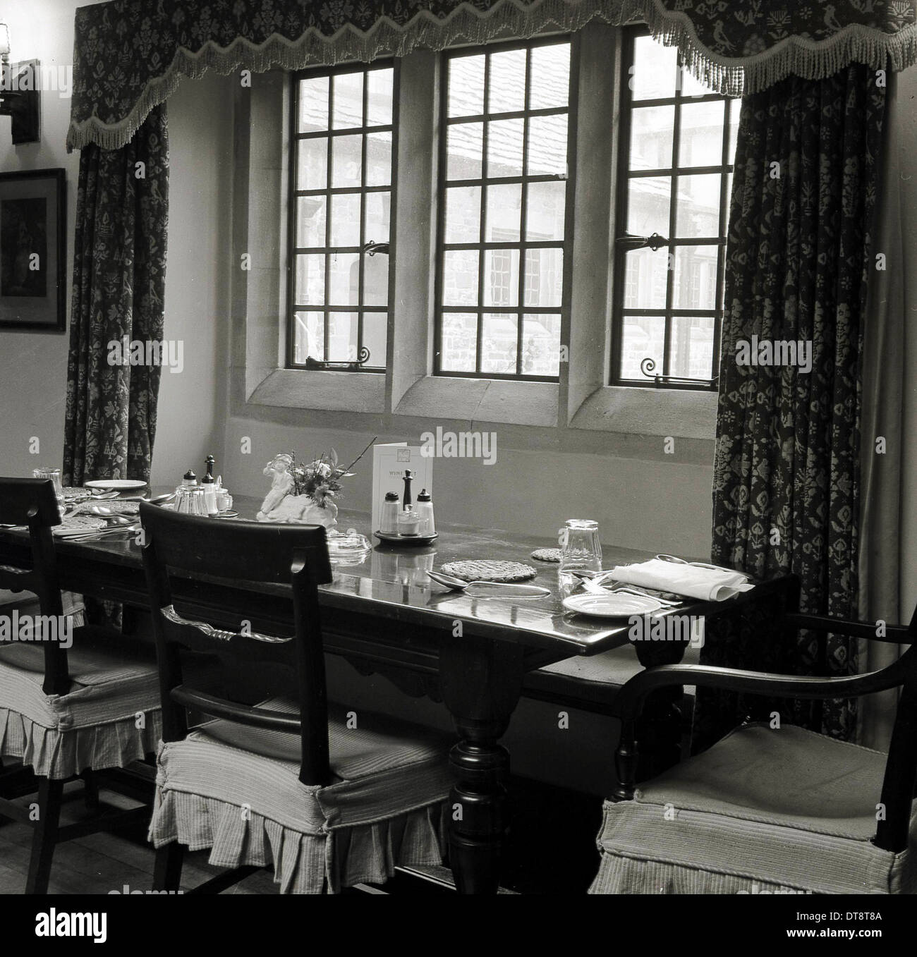 Foto storiche da anni cinquanta che mostra un tavolo da pranzo in un ristorante. Foto Stock