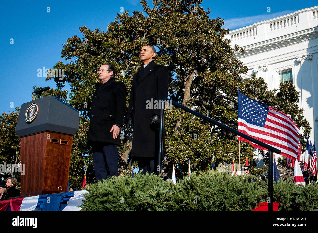 Washington DC, Stati Uniti d'America. Xi Febbraio, 2014. Il Presidente degli Stati Uniti Barack Obama accoglie favorevolmente il Presidente François Hollande della Francia alla Casa Bianca durante una cerimonia di arrivo sul prato Sud della Casa Bianca di Washington, il Distretto di Columbia, Stati Uniti d'America, 11 febbraio 2014. Obama e Hollande incontrerà all Ufficio Ovale per riunioni di politica, tenere una conferenza stampa congiunta e partecipare a una cena di stato più tardi la sera. Foto: Pete Marovich / Pool via CNP/dpa/Alamy Live News Foto Stock