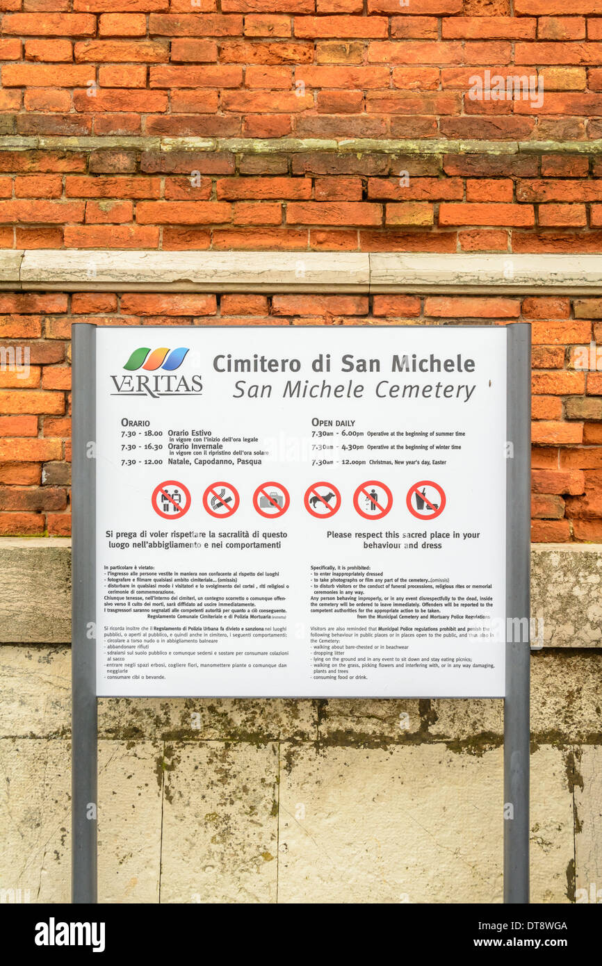 Venezia, Italia. Cimitero di San Michele, cimitero Isola, San Michele cimitero, direzione e bye-legge segno con regole. Foto Stock