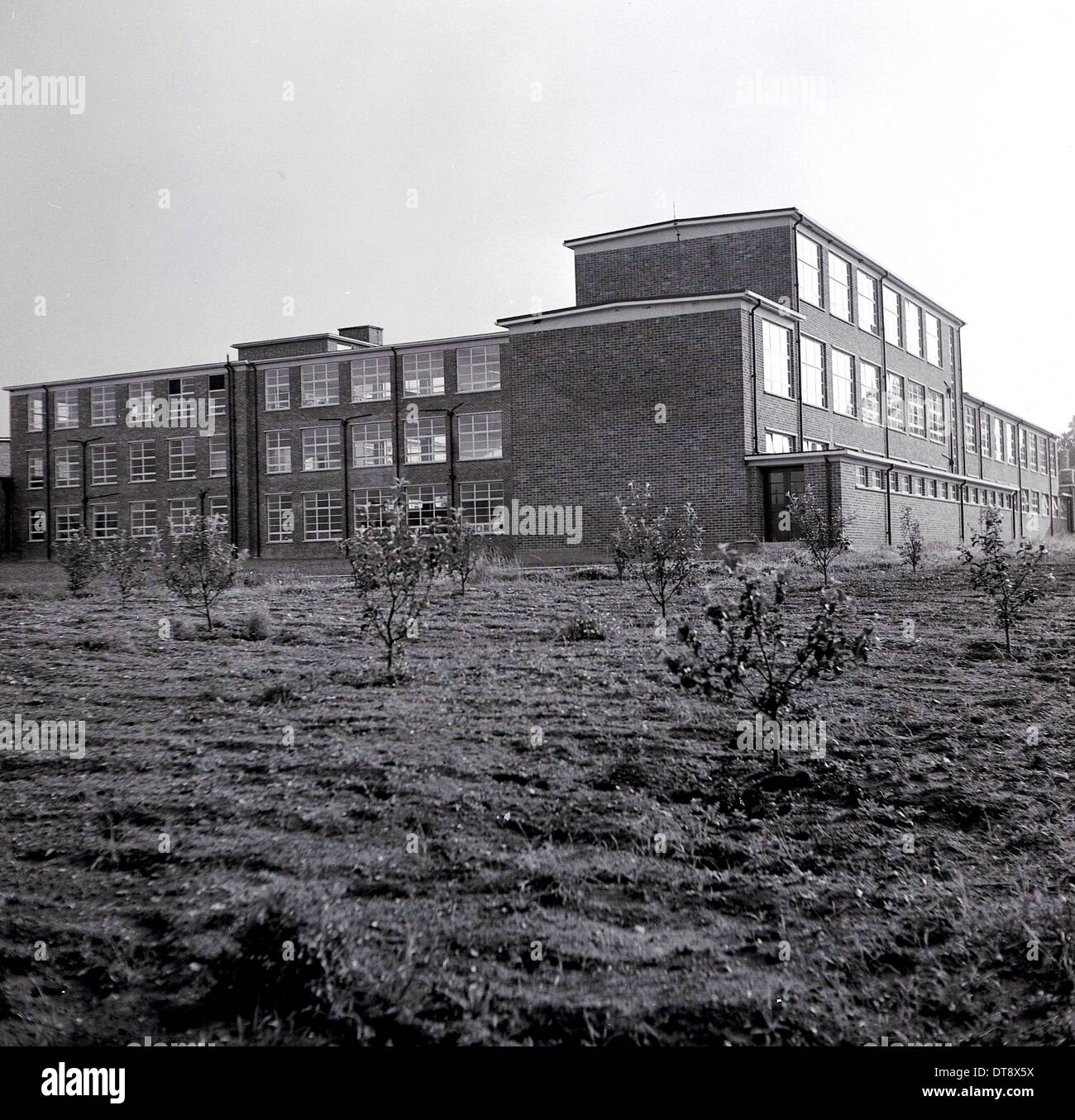 Foto storiche dagli anni sessanta che mostra un moderno edificio scolastico. Foto Stock