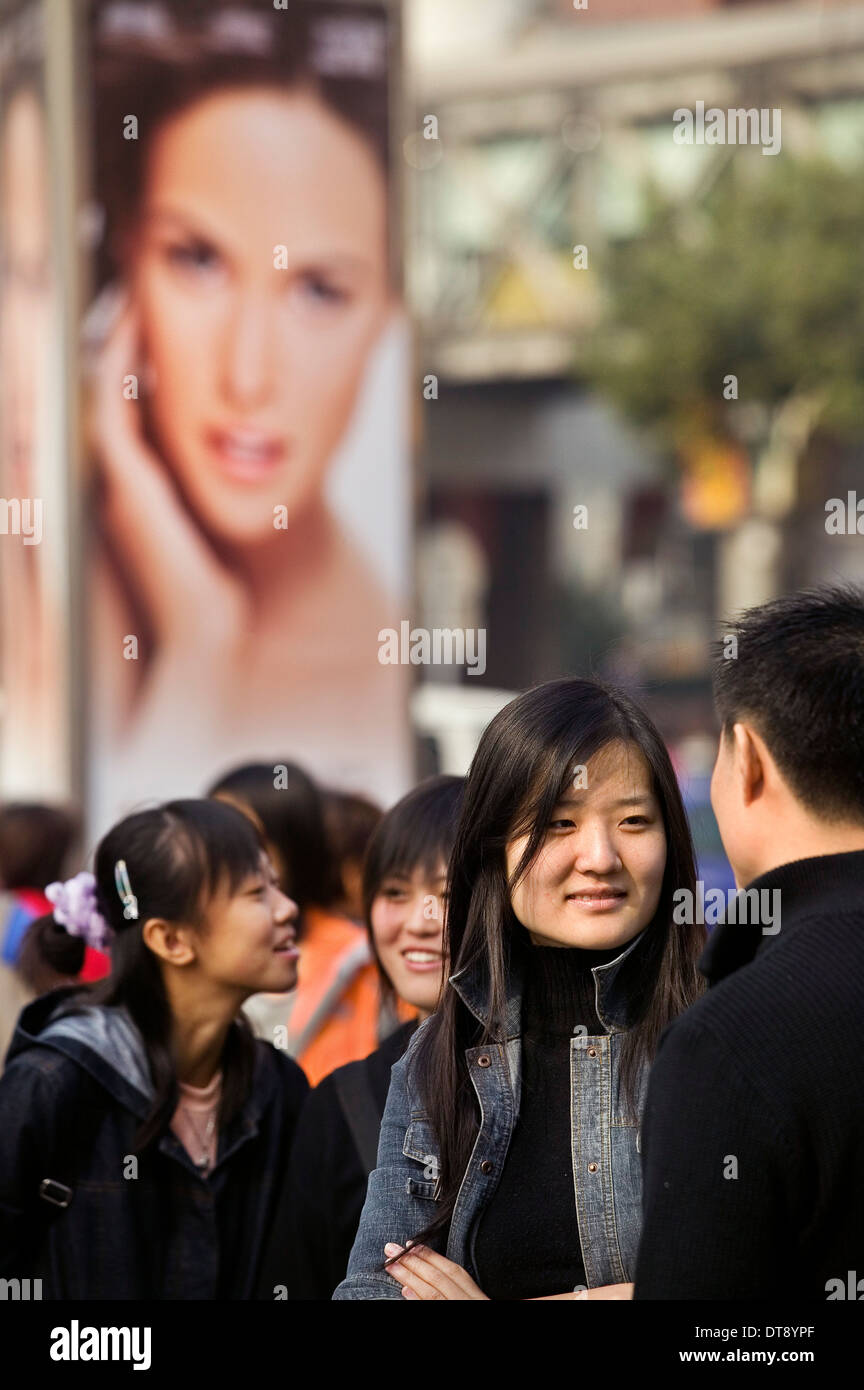 Cina, Pechino, area shopping su Xidan Bei Dajie Foto Stock