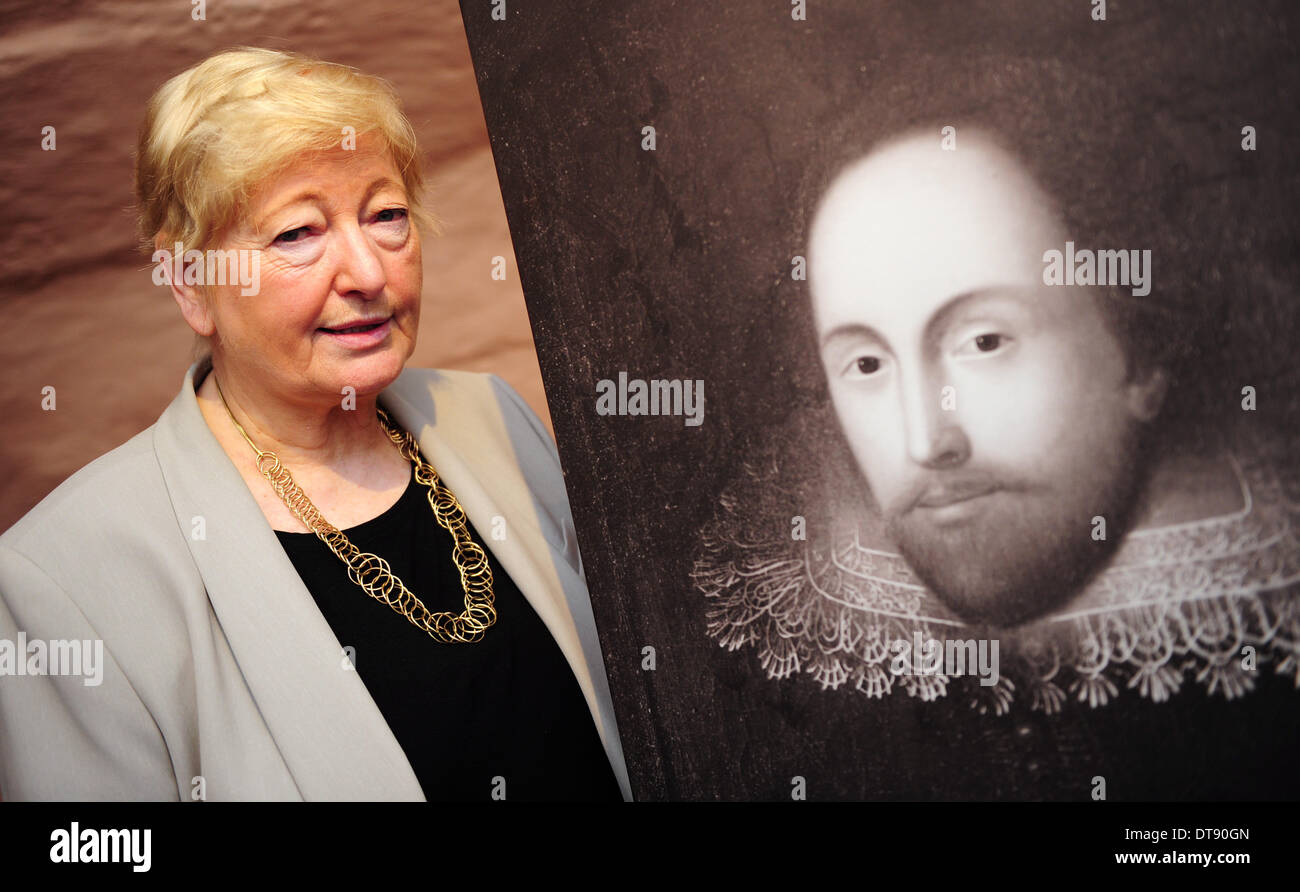 Mainz, Germania. 12 feb 2014. Esperto di Shakespeare Ildegarda Hammerschmidt-Hummel pone accanto a un precedentemente sconosciuto ritratto del poeta inglese William Shakespeare in Mainz, Germania, 12 febbraio 2014. L'esperto Ildegarda Hammerschmidt-Hummel utilizzato un catalogo di criteri, che considerava il viso specifico e caratteristiche della patologia, per confermare l'autenticità dell'immagine. Il pittore del lavoro è sconosciuto come pure la sorte dell'originale. Foto: DANIEL REINHARDT/dpa / uso editoriale SOLO IN CONNESSIONE CON I REPORT SULLA PRESENTAZIONE/dpa/Alamy Live News Foto Stock