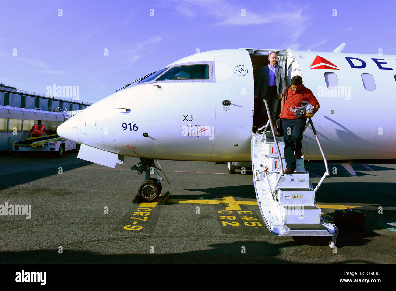 Piccolo getto sbarcare passeggeri scalinata aeroporto JFK di New York Foto Stock