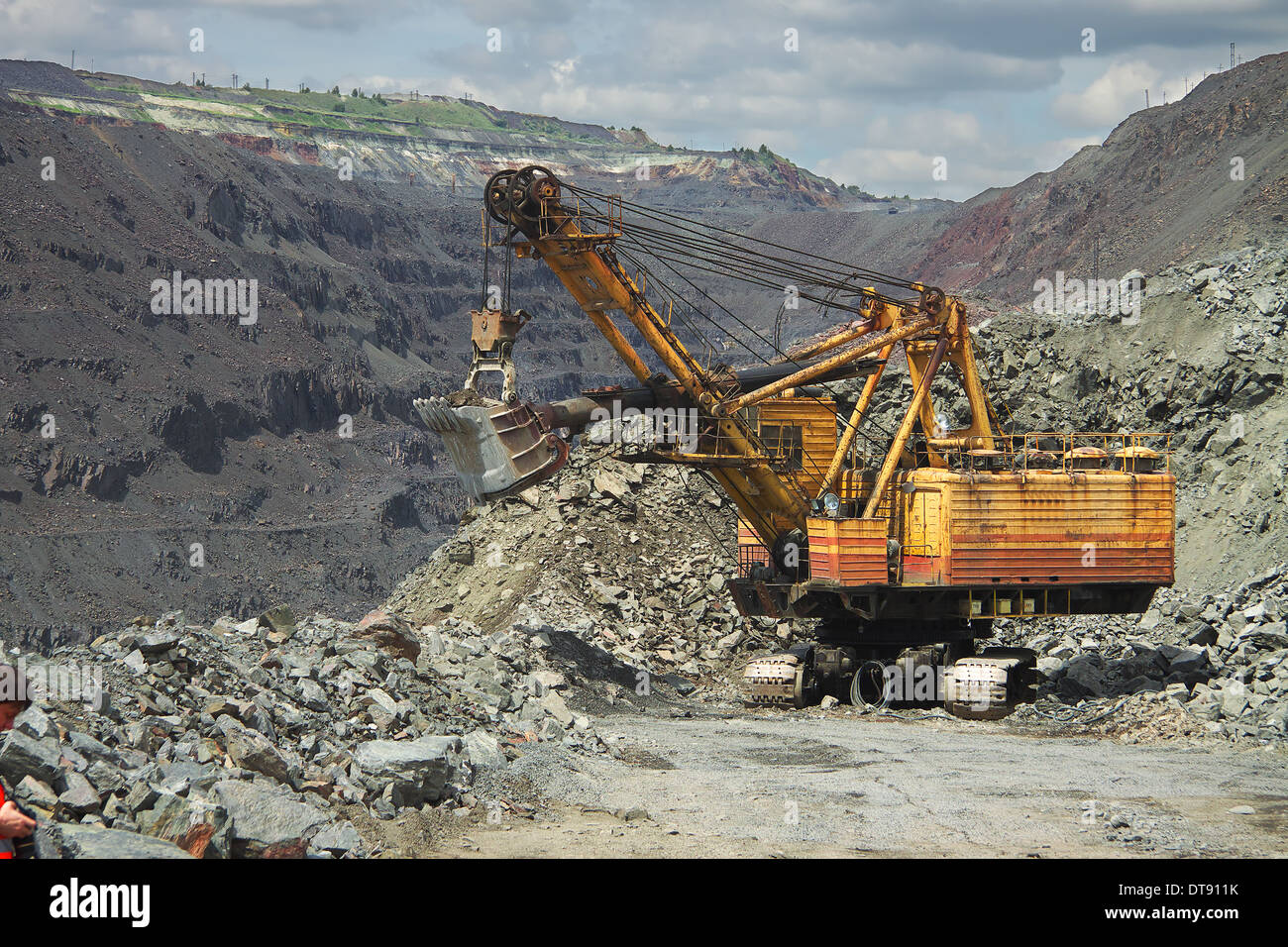 Escavatore presso il minerale di ferro di miniere a cielo aperto Foto Stock