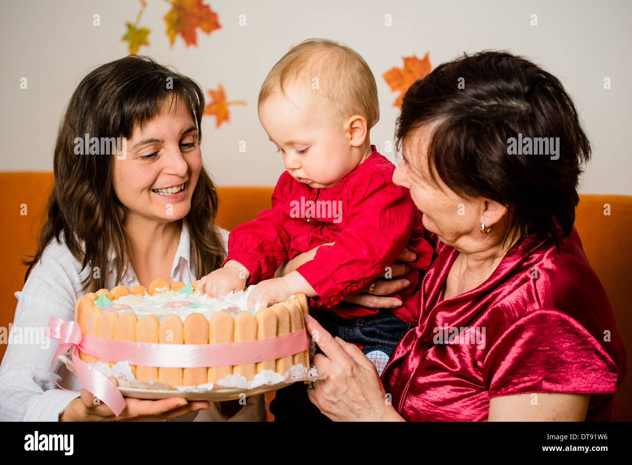 Madre e nonna con bimbo piccolo celebrando primo compleanno Foto Stock