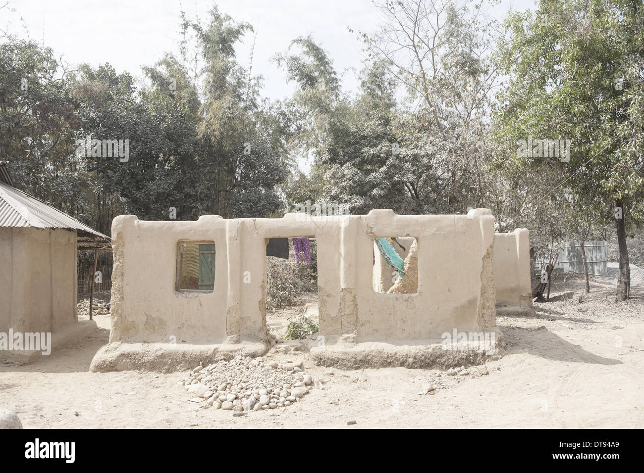 Febbraio 7, 2013 - Chittagong, Chittagong, Bangladesh - appena ad ovest del confine indiano, Jaflong è una cittadina la cui abbondanza naturale è sotto la minaccia. Questa zona rurale ha il potenziale per essere una destinazione di sogno per urban-stanco i turisti che cercano i tranquilli dintorni di lussureggianti foreste e cascate incontaminate. Ma purtroppo non tutto è bene qui. Negli ultimi due decenni, Jaflong il paesaggio è stato sistematicamente distrutto. La vista che potrebbe avere una volta venuto dritto fuori da un artista della tela è in rapida evoluzione. Forse per sempre. Massi sono diventati Jaflong's blight. Con più di un centinaio di sto Foto Stock